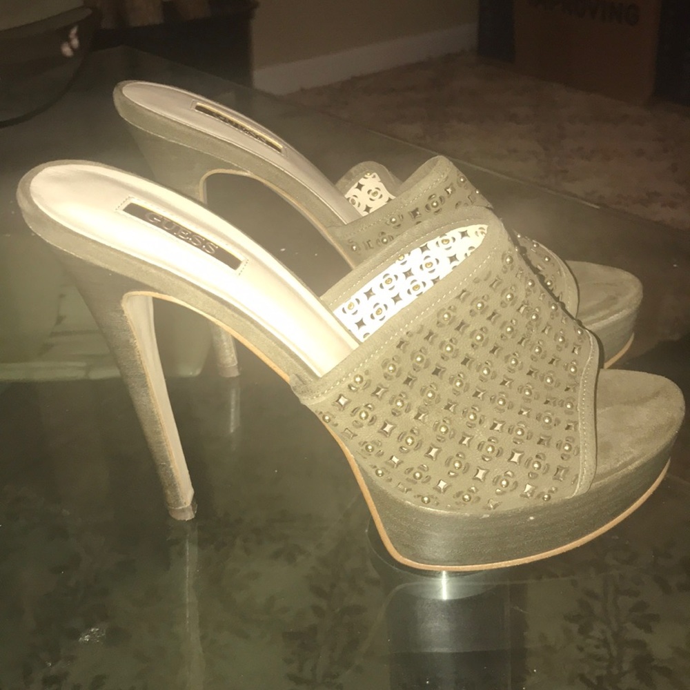 💦SALE!!💦OLIVE COLOR GUESS HEELS!!💕💕